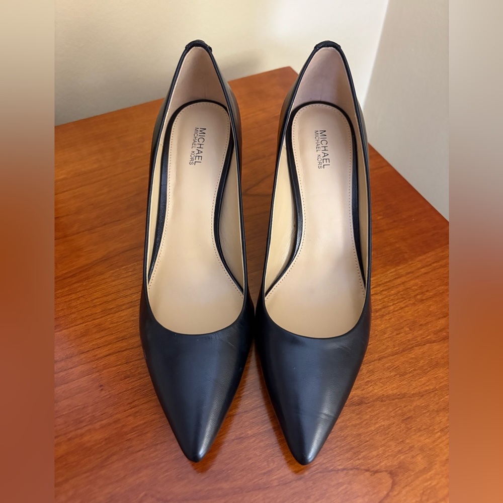 Brand new Michael Kors black pumps
